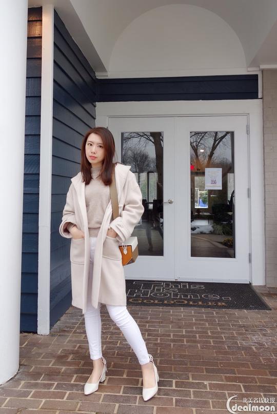 短的女生～裤子我选择了白色的窄管裤,背后的拉绳设计也是一道亮点,为