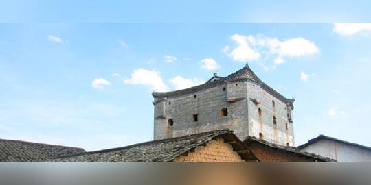 因时间偏晚,我们从老人家的后门进,串出大门直上车,沿原路返马市(因