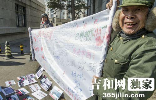 公主岭古稀老人带老伴儿走遍东北征集签名宣传