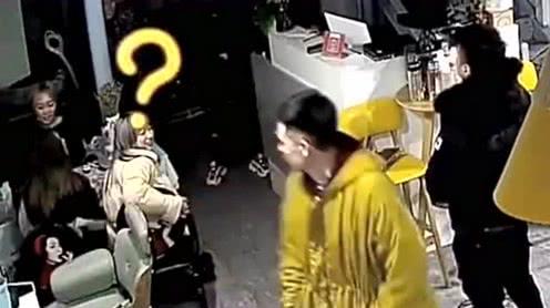 一名中年男子表演压帽杀，结果却悲剧了，隔着个屏幕都能感觉到疼!