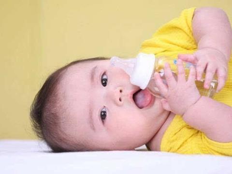 怎么给新生儿宝宝喂水
