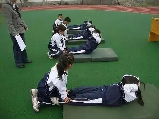 无论学校有无过错,一旦学生在上体育课或参加体育活动时发生意外伤害