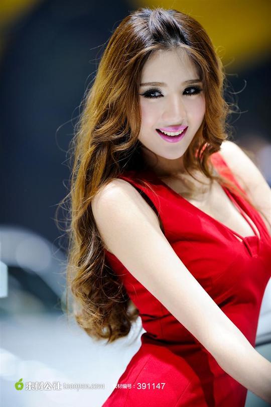 当前位置:素材公社图片素材人物图片美女图片车展上穿红色衣服