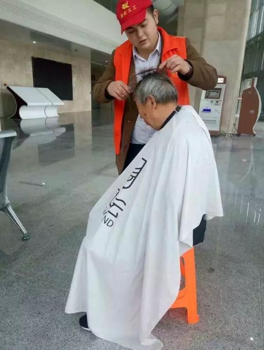 快过年了理发师店里生意很忙,他们也去医院理发,真的很不好意思.