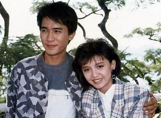 1996年她嫁给大5岁,从事美发生意的富商林肇基,婚后半引退,育有一子