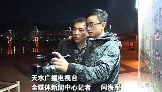 写作文稿,编辑视频,电视记者大致要经历四大工序,才能完成一条新闻.