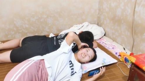 农村媳妇趁小叔子睡着，偷看小叔子手机上视频，老公发现直呼恶心