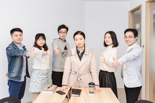 商务团队共同大拇指称赞