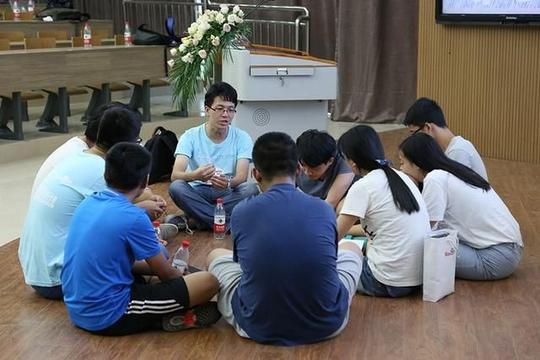 夏令营营员交流讨论创意方案