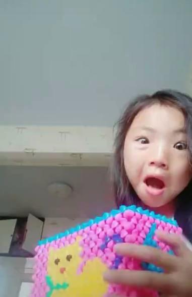 小女孩没有注意到在录抖音,妈妈换衣服全程被