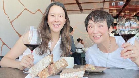 母女俩饼印一样!余安安和刚坐完月子的女儿出去吃美食喝红酒