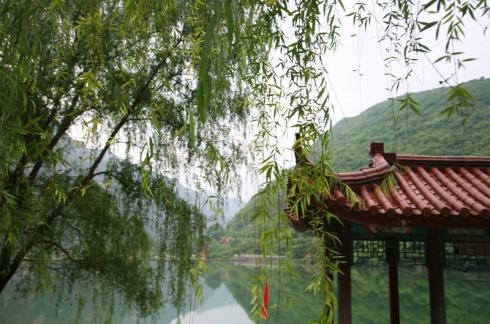 在登纱帽山时,突然暴雨袭来,雨中登山,山中亭中小憩,待雨停后继续登山