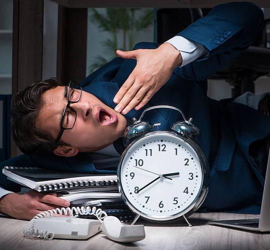 夜晚加班工作的疲劳男子高清图片