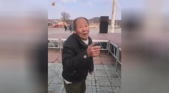 老大爷唱歌唱的太销魂了曾经的王者好搞笑