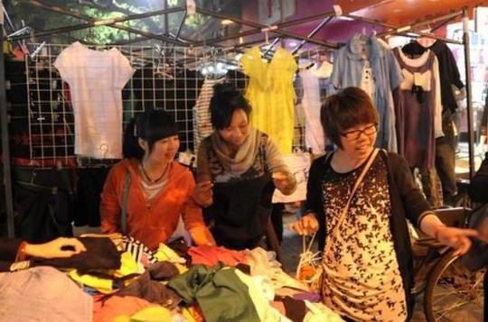 深圳女子卖衣服进货20卖200，生意更好了，低价卖反而生意不好!
