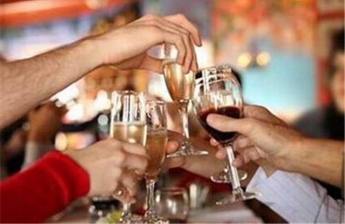 安康男子喝下7瓶白酒
