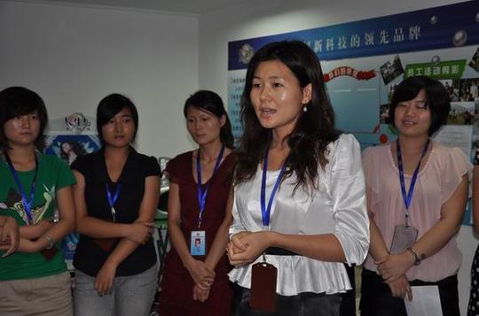 会议由人力资源部金樱子(李莹)主持,她祝贺了电商8月份的业绩