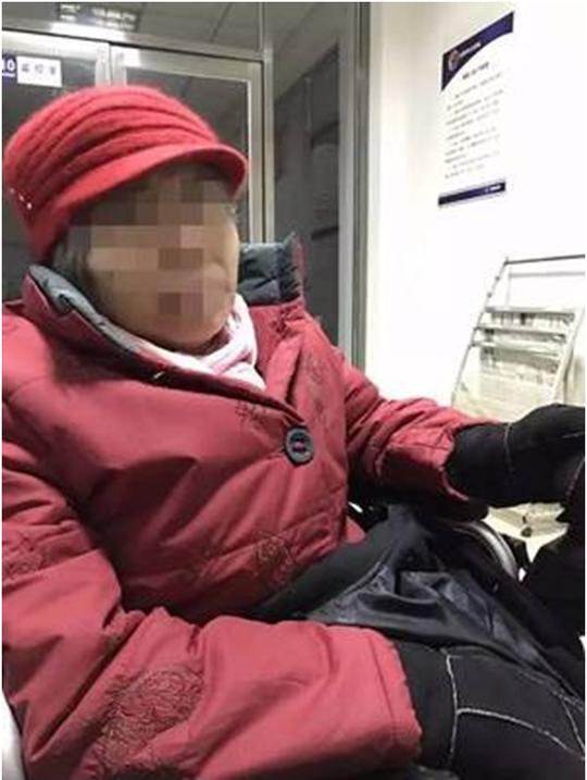 女子失业，瞒着丈夫送外卖，敲开酒店房间却发现丈夫，女子愣住了