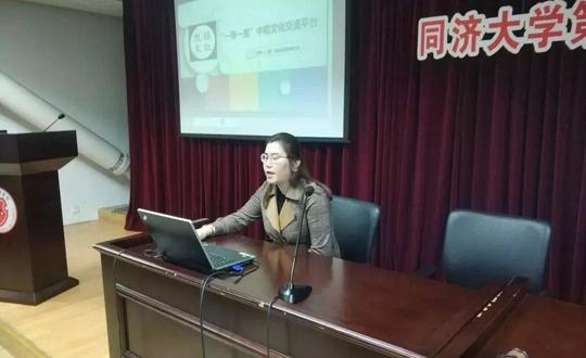 同济创业分基金资助的大学生创业者加依娜分享了个人创业经验和心路