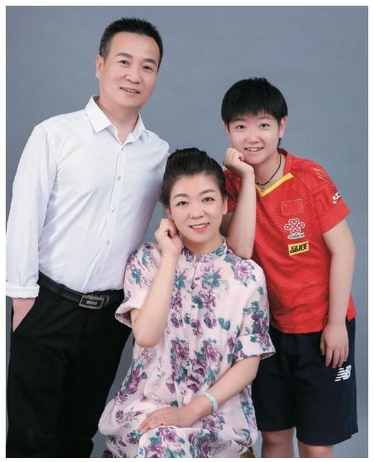 石家庄骄傲!领导携礼品慰问孙颖莎父母，住宅内展示柜填满奖杯
