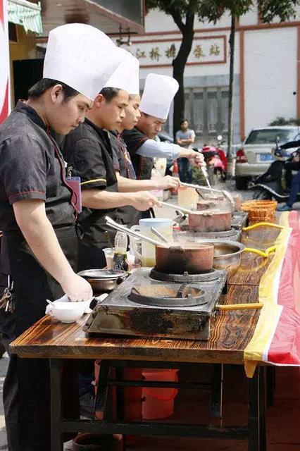 美食饭馆掌勺是什么（饭店玻璃门贴什么字）
