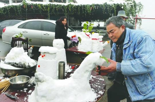 景区下雪附近农民抓住商机卖雪人半天赚上千元