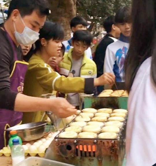 夫妻在学校附近卖“鸡蛋汉堡”生意好,你吃过吗?!