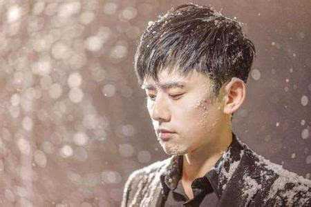 张杰唱歌崩溃落泪何事如此伤心网友:男儿有泪不轻弹