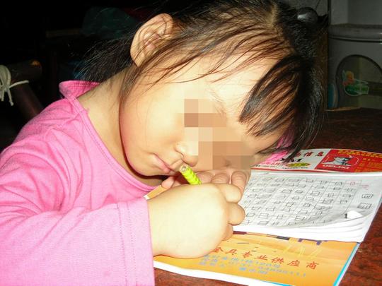 孩子累到写作业睡着,老师批评家长不配合,家长发照片群里都沉默
