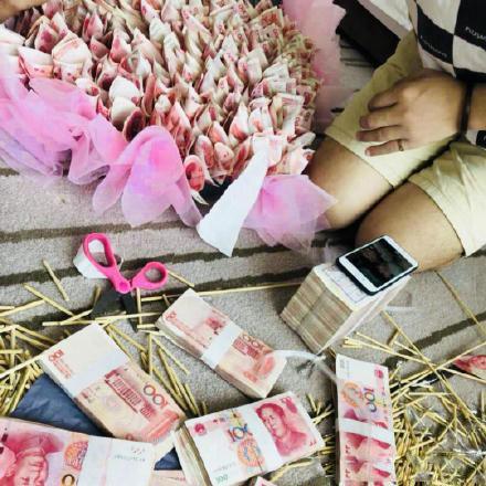 男子33万现金做有钱花为女友庆生银行涉嫌违法