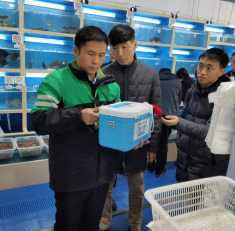 图上海市市场监管局局长陈学军调研叮咚买菜云山前置仓