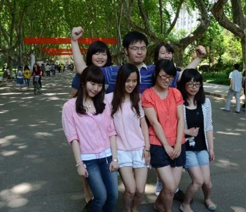 又逢毕业季90后大学生搞怪学士服毕业照合辑(图)