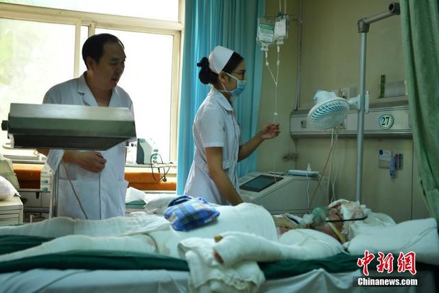 父亲割皮救女