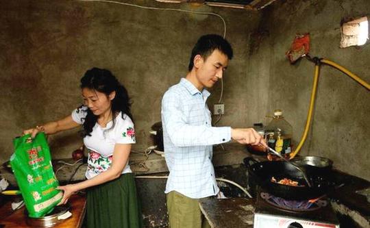 李良友年龄大很多,谭万平的家人考虑到里很多原因,就是反对.
