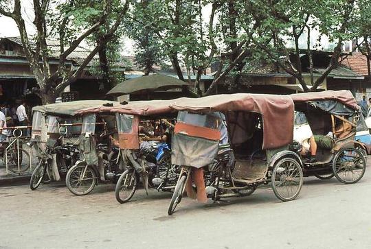 成都街头拉客的三轮车,80年代成都这样的载客三轮车还是非常多的.