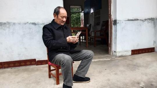 除了城市老人外,越来越多的农村老年人也拿起了智能手机,逐渐成为"