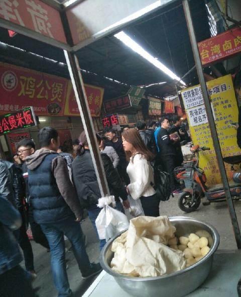 大学科技园山东英才学院生意火的小吃街摊位转让