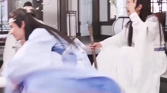 陈情令:幼稚三人组!肖战王一博片场秀绝活，大哥也忍不住了!