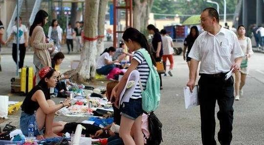 “地摊经济”被重提，农民可以摆地摊了吗?