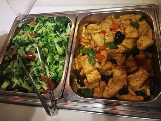 素食自助餐厅生意非常火爆经常有食客没到饭点就在门口排长队