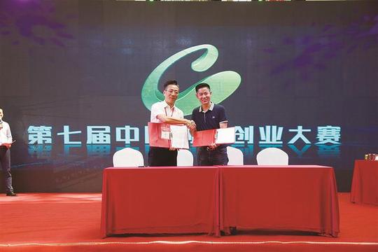 深圳大学创业园与新疆疆天航空科技有限公司签约合作意向(摄于8月