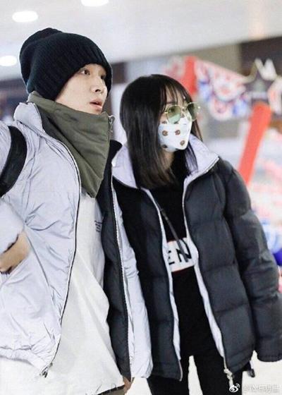 郑爽和男友穿情侣装,网友:衣服价格都可付首付了!