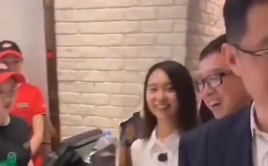 马化腾和王健林一起逛街，买了一杯“百香果茉莉茶”，服务员美女的表情亮了