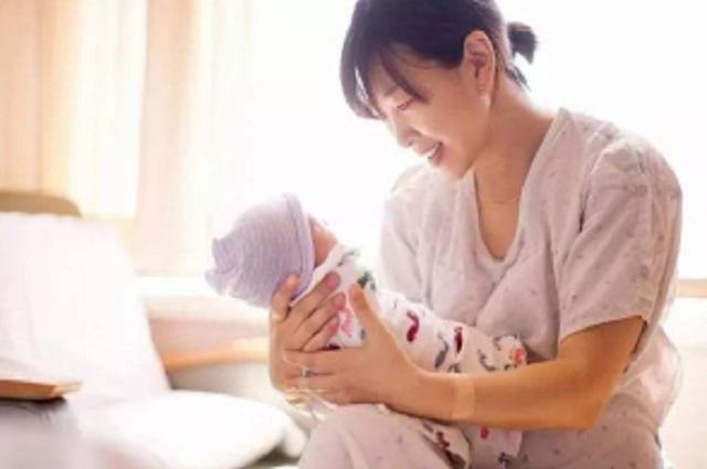 刚出生的宝宝双手握拳正常吗