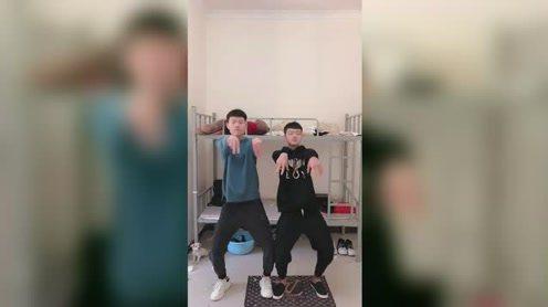 男生宿舍的日常，两个帅气小哥哥挑战魔性lisa螃蟹舞