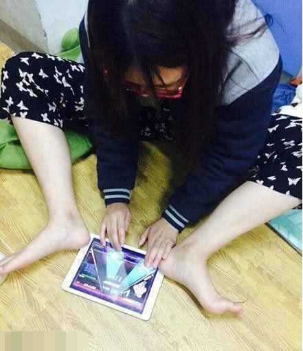 本人爱抽烟,但是老婆反对,无奈趁老婆不在家偷偷的抽.