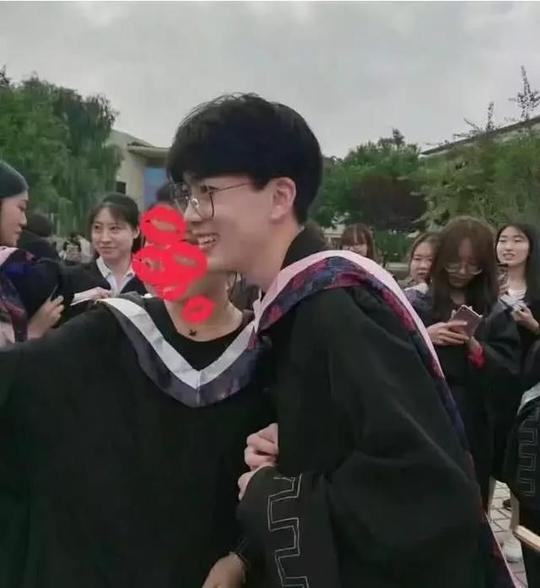 抖音小王子费启鸣毕业照,人设再次坍塌,长这