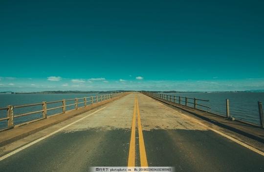 公路桥海边海上大桥碧海蓝天摄影素材