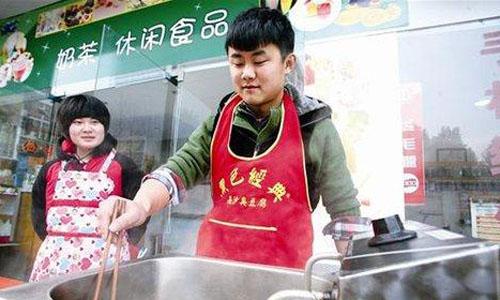 大学生摆摊创业卖臭豆腐月入万元