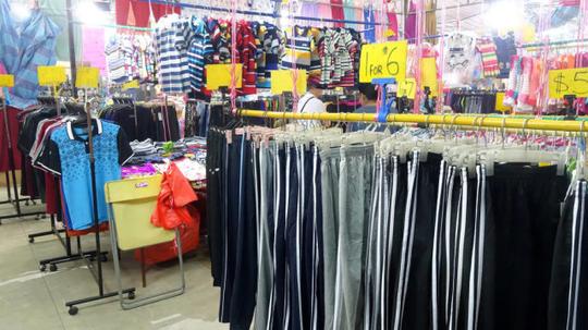 街边地摊的衣服只卖20元，这么便宜，摆地摊到底有没有钱赚?